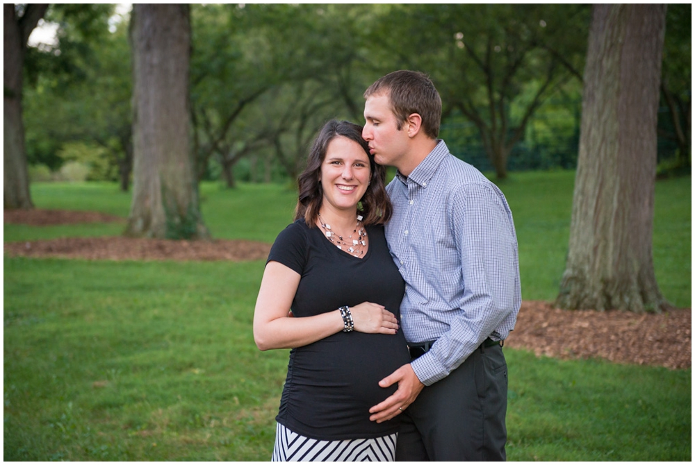 pregnant couple in park